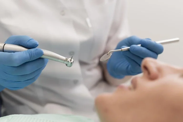 Plano dental: paciente em procedimento no dentista