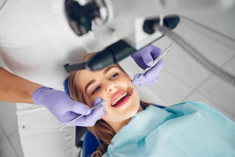 mulher com plano odontológico em consulta