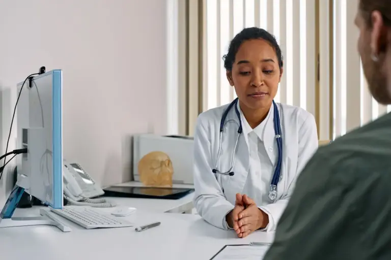 Foto de uma médica atendendo um paciente