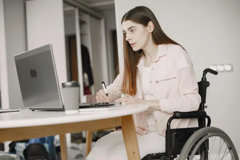 Foto de uma mulher mexendo em notebook
