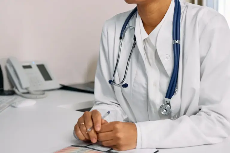Cobertura do plano de saúde: o que plano de saúde cobre: foto de um médico no consultório