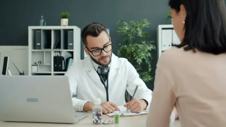 Foto de um médico e uma paciente