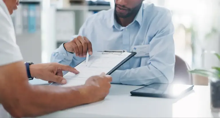 Foto de duas pessoas analisando um contrato