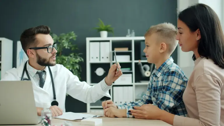 Foto de uma mãe com seu filho em um consultório médico