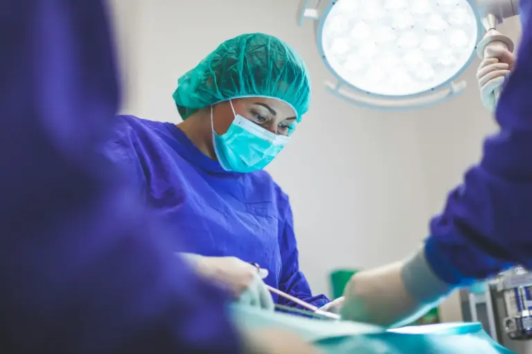 Procedimentos de alta complexidade: imagem de uma médica realizando uma cirurgia