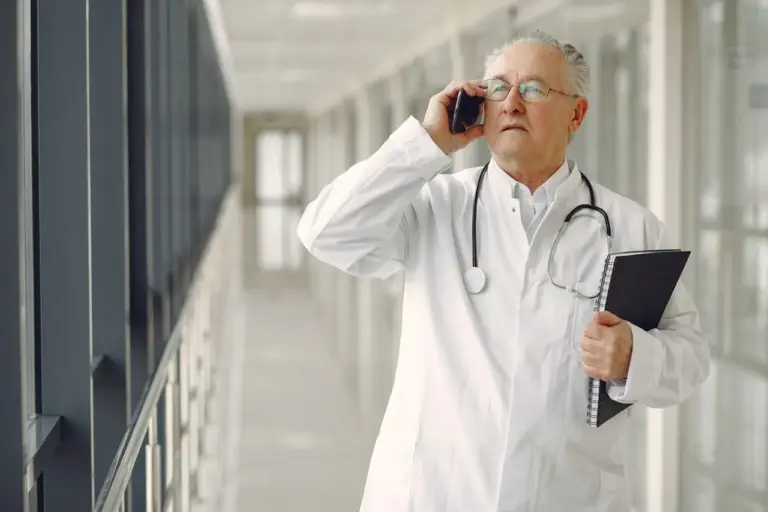 Imagem de um médico no telefone