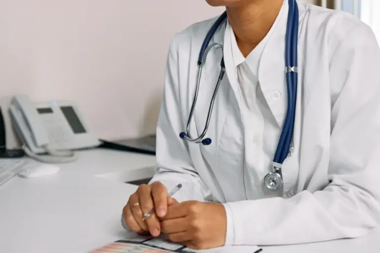 Plano de saúde empresarial: imagem de um médico atendendo