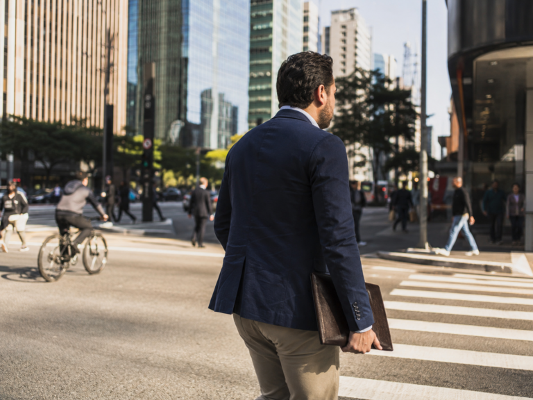 Empresário atravessa avenida em São Paulo a caminho de consultar empresa na Jucesp