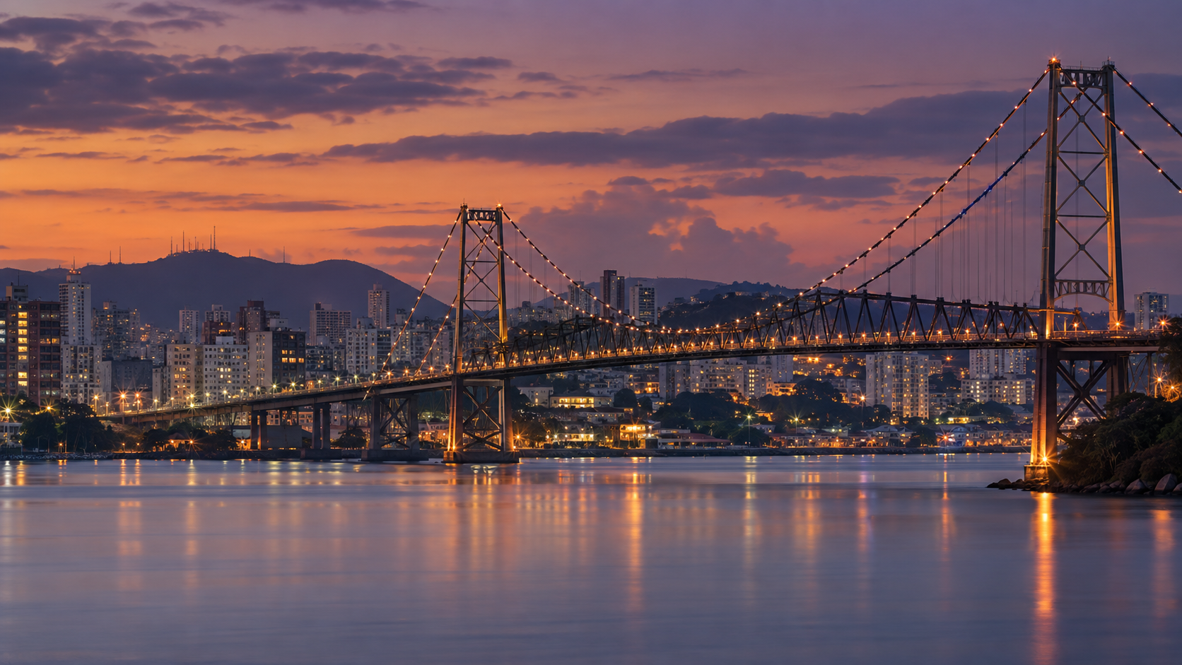 Ponte Hercílio Luz ao anoitecer representa a consulta do Sintegra SC e a Inscrição Estadual em Santa Catarina